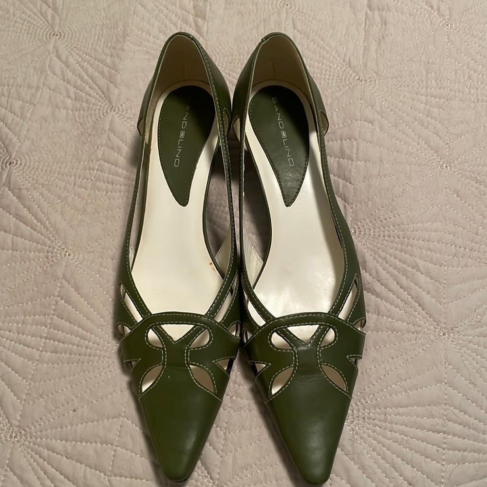 Bandolino kitten heeled olive pumps.